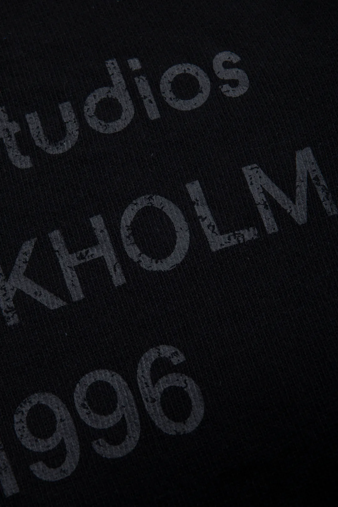 160 Acne Studios' minimalist design has become a new Nordic myth through artistic precipitation and sublimation. The typical cold style design has made fashion people who pursue low-key luxury become his loyal fans. Color: Black ACNE back sweater Fabric: 50% wool knitted fabric is thick and delicate, soft and skin-friendly, with good warmth retention. It can be worn alone or layered in autumn and winter with enough texture. Craftsmanship: The letters on the back are distressed and destroyed. The edges of the letters have a sense of wear. They are not ordinary flat printing. Details: All accessories are customized. The level of fineness can be compared with domestic. Cross-border special Size chart: S (chest 60, clothing length 66, sleeve length 81) M (chest 62, dress length 68, sleeve length 82) L (chest 64, dress length 70, sleeve length 83) 185-190cm, 185 pounds XL